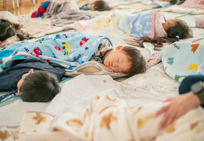 園の1日【3・4・5歳児（以上児）】⑥午睡イメージ写真
